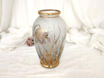 Pièce unique signée ADAT, voici un superbe vase des années 50 en verre givré et dorures pour nous offrir un spectacle de poissons dans l'eau. Vraiment magnifique !