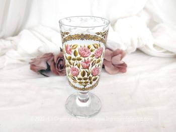 Voici un grand verre ou un petit vase, à vous de choisir,  avec un superbe et grand décor floral très tendance shabby pour une décoration originale.