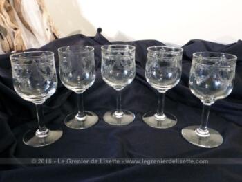 Voici un lot de 5 verres à pied pour liqueur ou dégustation décoré sur le haut par une belle et douce gravure en forme de  guirlande de fleurs et de grands noeuds.