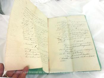 Âgé de plus de 167 ans, voici un acte notarié écrit à la plume dans une écriture remplie de pleins et déliés à l'encre sépia sur 4 pages pour une vente datée du 6 avril 1856 avec cachet  et sceau du Timbre Impérial.