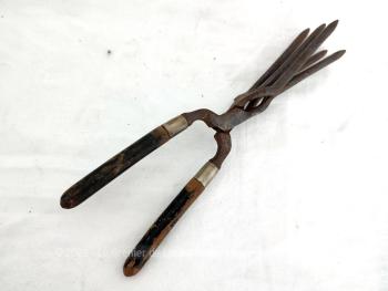 Voici un ancien fer en métal à 5 branches, 3 d'un coté et 2 de l'autre, qui s'encastrent pour cranter ou onduler les cheveux, à la mode dans les années 30/40. Vintages et rétro !