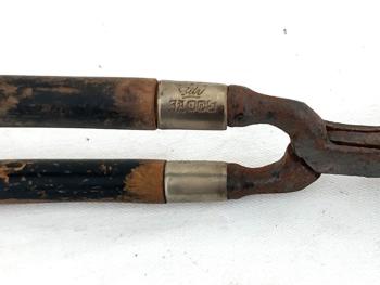 Voici un ancien fer en métal à 5 branches, 3 d'un coté et 2 de l'autre, qui s'encastrent pour cranter ou onduler les cheveux, à la mode dans les années 30/40. Vintages et rétro !