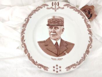 En porcelaine de Limoges et sur 25.5 cm de diamètre, voici une ancienne assiette de propagande vichyste à l’effigie du Maréchal Pétain.