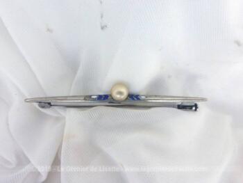 Pour revers de veste, foulard ou cravate, voici une superbe, originale et vintage broche ou pince à cravate en métal décorée d'une perle et de stries bleues.