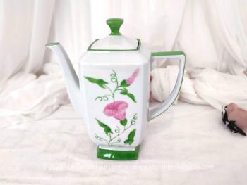 Voici une cafetière originale qui mettra le printemps sur votre table avec son décor floral de liseron rose aux feuilles vertes réalisée en porcelaine Kronester Bavaria et numérotée.