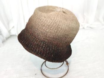 Voici chapeau tricoté en sisal synthétique couleur dégradé de marron  avec une forme ronde et un large revers. Look rétro assuré.