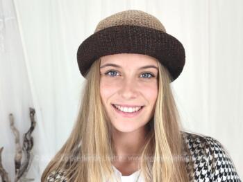 Voici chapeau tricoté en sisal synthétique couleur dégradé de marron  avec une forme ronde et un large revers. Look rétro assuré.