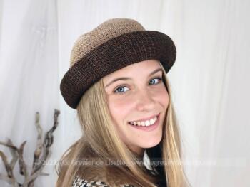 Voici chapeau tricoté en sisal synthétique couleur dégradé de marron  avec une forme ronde et un large revers. Look rétro assuré.