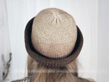 Voici chapeau tricoté en sisal synthétique couleur dégradé de marron  avec une forme ronde et un large revers. Look rétro assuré.