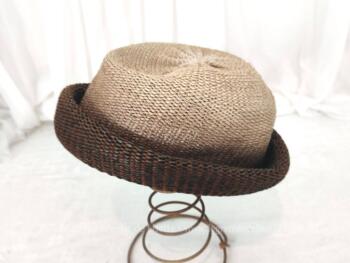 Voici chapeau tricoté en sisal synthétique couleur dégradé de marron  avec une forme ronde et un large revers. Look rétro assuré.