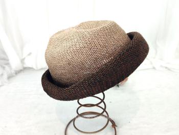 Voici chapeau tricoté en sisal synthétique couleur dégradé de marron  avec une forme ronde et un large revers. Look rétro assuré.