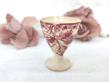Rare, voici une très belle pièce ancienne avec ce coquetier en terre de fer, gravé d'un S dessous pour Sarreguemines aux décors vieux rose tendance shabby.