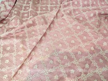 Voici un petit coupon de tissus ameublement vieux rose de 82 x 110 cm avec pour motif des arabesques formant un treillis fleuri.