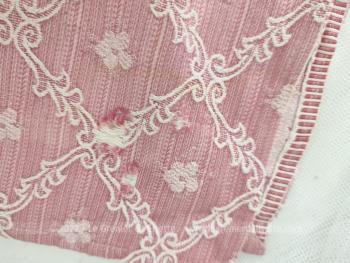 Voici un petit coupon de tissus ameublement vieux rose de 82 x 110 cm avec pour motif des arabesques formant un treillis fleuri.