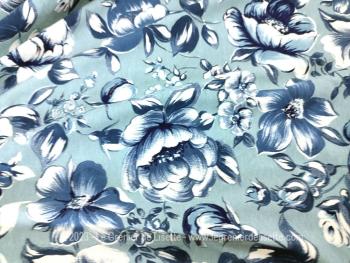 Voici un coupon de tissus extensible de 200 x 115 cm décoré avec de belles fleurs bleues pouvant servir aussi bien en habillement qu'en ameublement pour recouvrir des assises.