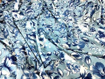 Voici un coupon de tissus extensible de 200 x 115 cm décoré avec de belles fleurs bleues pouvant servir aussi bien en habillement qu'en ameublement pour recouvrir des assises.