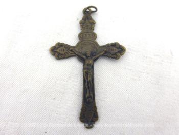 Voici une ancienne et vraiment belle croix ouvragée de 6 x 4 x 0.2 cm, en laiton couleur bronze,  avec un petit anneau pour être suspendue ou accrochée.