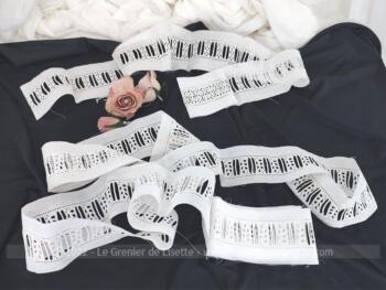 Voici un duo de coupons différents de large dentelle entre-deux avec  broderies et passants. Un de 110 cm de long avec motif de fleurs et un autre de 310 cm long à peine moins large avec motif de feuilles.