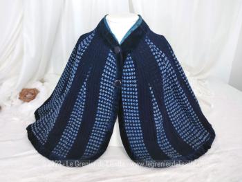 Que de charme dans cette superbe liseuse vintage en laine au dessin à pans sur fond bleu marine avec col et contours en velours bleu et ses 2 boutons.