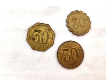 Voici un lot de 3 anciens jetons en laiton de collection de 30c, monnaie de nécessité, chacun dans une forme différente, utilisés dans des machines payantes. 