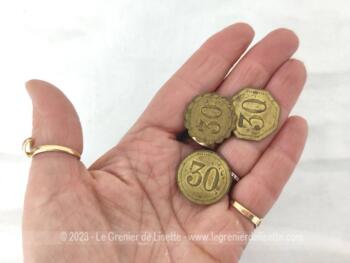 Voici un lot de 3 anciens jetons en laiton de collection de 30c, monnaie de nécessité, chacun dans une forme différente, utilisés dans des machines payantes. 