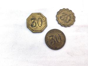 Voici un lot de 3 anciens jetons en laiton de collection de 30c, monnaie de nécessité, chacun dans une forme différente, utilisés dans des machines payantes. 