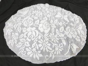 Adorable napperon ovale crochet en fil coton blanc, réalisé à la main de forme  de 67 x 57 cm. Un autre napperon rectangulaire offert !