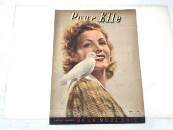 Ancienne revue "Pour Elle" du 26 novembre 1941 en pleine période de guerre, sur 26 pages de 31 x 23.5 cm plus les pages de couverture, avec à l'intérieur, des histoires, des exercices de gym, des conseils, des idées de mode et encore d'autres surprises. Un vrai voyage dans le temps. On craque.....