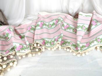 Sur 31 x 285 cm et réalisée à la main, voici une belle cantonnière en tissus d'ameublement shabby aux fleurs roses avec aux pompons blancs. Pièce unique.