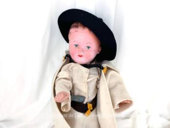 Adorable et ancien poupon folklorique en composition datant des années 40/50 de de collection de 30 cm de haut habillé d'une belle tenue,  folklorique d'un pays de l'est à définir. Les habits sont cousus à lamain alors difficile de voir s'il porte une estampille ou non. Superbe et tellement rétro !