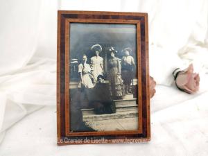 Sur 11.2 x 16.2 x 1.2 cm, voici un ancien petit cadre en placage bois loupe d'orme avec une photo de femmes datant du tout début des année 1900. A poser ou à suspendre. Photo libre de droit.