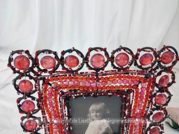 Bien original et à poser, voici un superbe cadre métallique habillé de différentes perles rouges et fuchsia pour mettre en valeur une ancienne photo unique d'une ancienne petite fille !