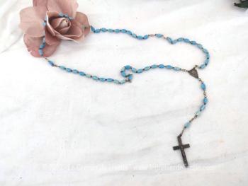 Voici un ancien chapelet aux perles de verre dégradé de bleu ciel  de forme ovale à facettes avec petite croix et médaille de le Vierge en métal argenté.