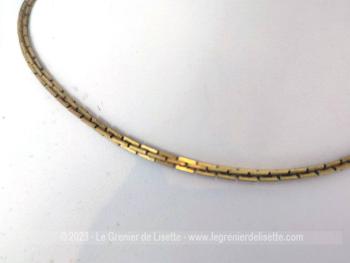 Voici un superbe et collier vraiment ras de cou réalisé en maille métalliques carrées et dorées métallique de 39 cm de long.