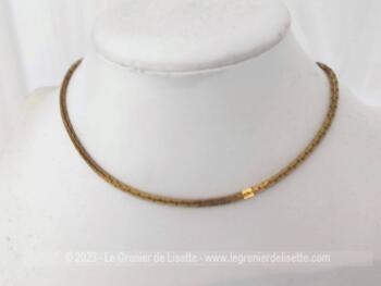 Voici un superbe et collier vraiment ras de cou réalisé en maille métalliques carrées et dorées métallique de 39 cm de long.