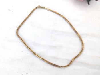 Voici un superbe et collier vraiment ras de cou réalisé en maille métalliques carrées et dorées métallique de 39 cm de long.