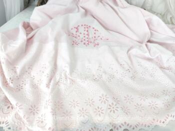 Voici un beau drap rose bien original avec les broderies de ses monogrammes SD et son large revers en broderie anglaise blanche. Pièce unique.