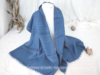 Sur 44 x 122 cm, voici une superbe écharpe en soie bleue avec impression à la main décorée par de fines et discretes volutes portant au centre un petit point plus clair. Extrémités frangées.