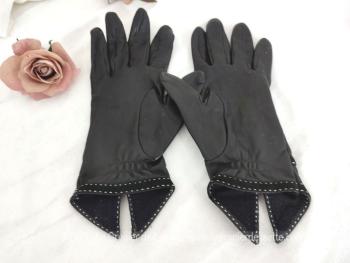 Voici en taille 6.5 / 7, voici une paire de gants vintage en cuir agneau très souple noir avec un poignet original en pointe et décoré de daim noir surligné en fil blanc !! Pour des mains d'une grande élégance et vintages.