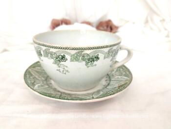 Datant des années 20/30,  voici en terre de fer, une grande tasse et une soucoupe avec de superbes dessins verts, mais issues de faïenceries différentes pour un ensemble unique et original. Superbe !