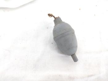 Voici un ancien gland commutateur d' allumage en bakélite grise servant de commutateur pour allumer et éteindre comme autrefois avec un bouton poussoir en bakélite aussi et son vestige de l'ancien câblage.