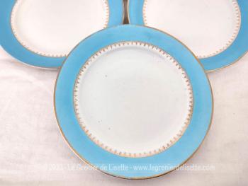 Très tendance shabby,  voici six assiettes à dessert à la bordure bleu lagon avec des dorures en décors et estampillées Porcelaine Opaque L'Amandinoise, modèle 1621.