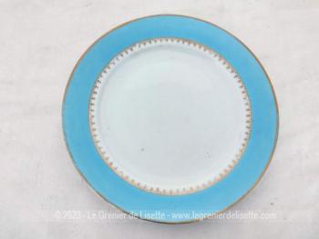 Très tendance shabby,  voici six assiettes à dessert à la bordure bleu lagon avec des dorures en décors et estampillées Porcelaine Opaque L'Amandinoise, modèle 1621.