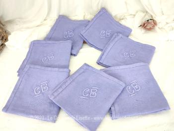 Voici un superbe lot de 7 anciennes serviettes en beau coton damassé teintées en couleur lavande et brodées des monogrammes C et B. Un air d'antan et de Provence sur votre table....