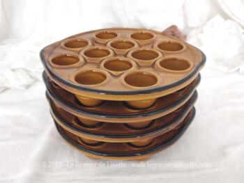 En céramique émaillée, voici un lot de 4 assiettes de présentation avec 12 emplacements. Idéal pour escargots, oeufs  ou autres idées culinaires de décoration.