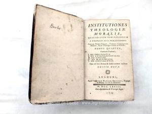 Très ancien livre des Institutions de Théologie Morale daté de 1768
