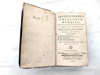 Entièrement écrit en latin, voici un très ancien livre des Institutions de Théologie Morale sur le Repentir, l'Extrème Onction, e Mariage et l'Indulgence et imprimé avec l'approbation du Roi Louis XV en 1768