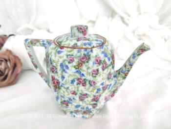 Adorable petit pot à lait, en forme de mini cafetière/théière de 14 cm de haut avec couvercle et long bec verseur entièrement décore de petites fleurs roses et mauve et estampillé Porcelaine de Limoges.