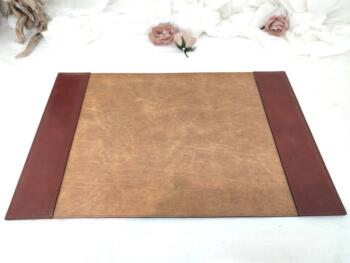Voici un sous main de bureau simple cuir fauve de la marque Luc d'Arvillers - France avec ouverture sur les cotés pour mettre un buvard.