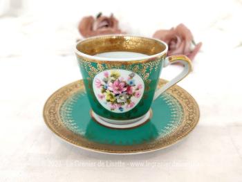 Estampillées " Porcelaine Bavaria Husser", voici une ancienne tasse et sa soucoupe assortie, décorées et peintes à la main de bouquets de fleurs et de dorures. Magnifique !